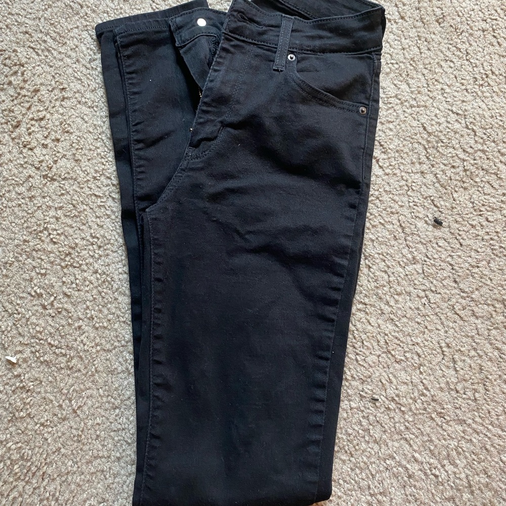 Black levis skinny jeans in 26X32 or 2 long